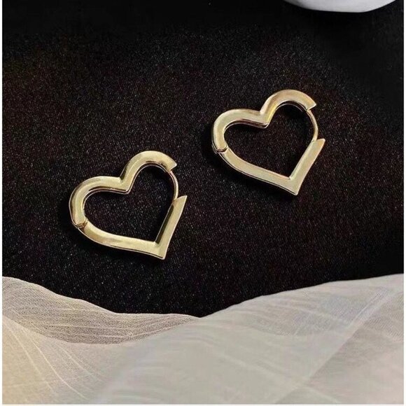 Minimalist Heart Stud Earrings - Picture 4 of 7